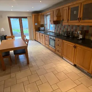 Cosy 4 Bedroom House With Rear Garden Patio Hébergement de vacances